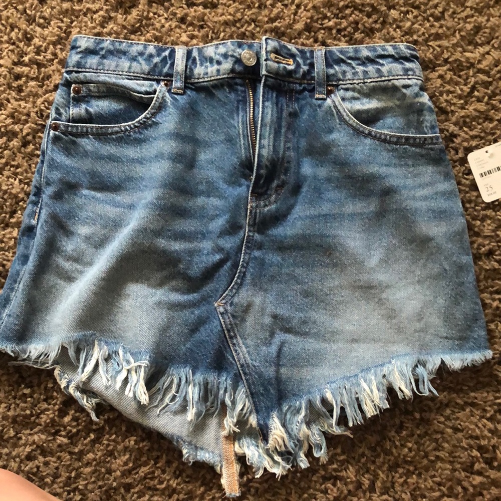 Free People high rise jean mini skirt with fringe details. Size 25